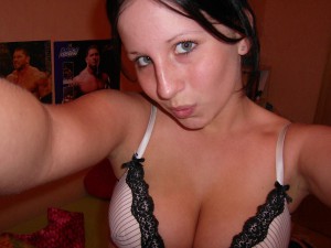 suesse teen exfreundin mit dicken titten im bh selfie