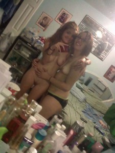 amateur lesben nackt selfie vor dem spiegel