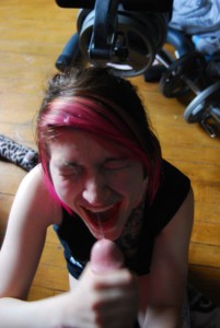 punk teen girl wird in den mund gespritzt facial sperma