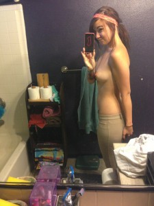 sexy selfie snapchat mit handy gemacht nacktfoto nippelpiercing teen