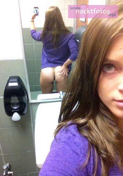 Arsch selfie nackter Wild Teen