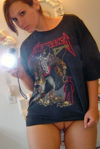 exfreundin amateur mit metallica t-shirt nackt unten ohne