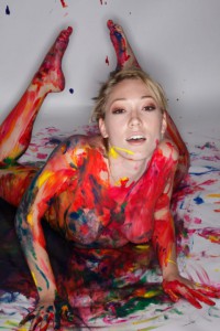 geile frau actionpainting nackt koerper bemalt mit farbe