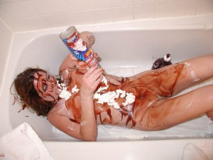 versaute nackte ehefrau schmiert sich in der badewanne mit schokososse und sahne voll 2