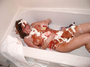 versaute nackte ehefrau schmiert sich in der badewanne mit schokososse und sahne voll 4