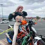 Freundin Zeigefreudig Topless Auf Einem Motorrad