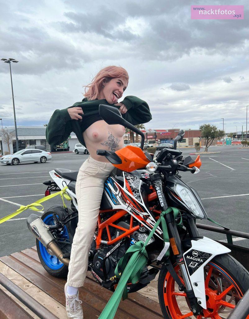 Freundin Zeigefreudig Topless Auf Einem Motorrad